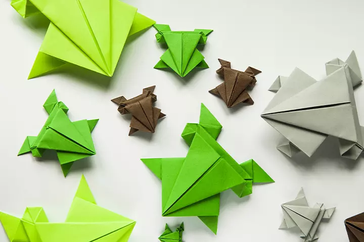 Create DIY paper frogs