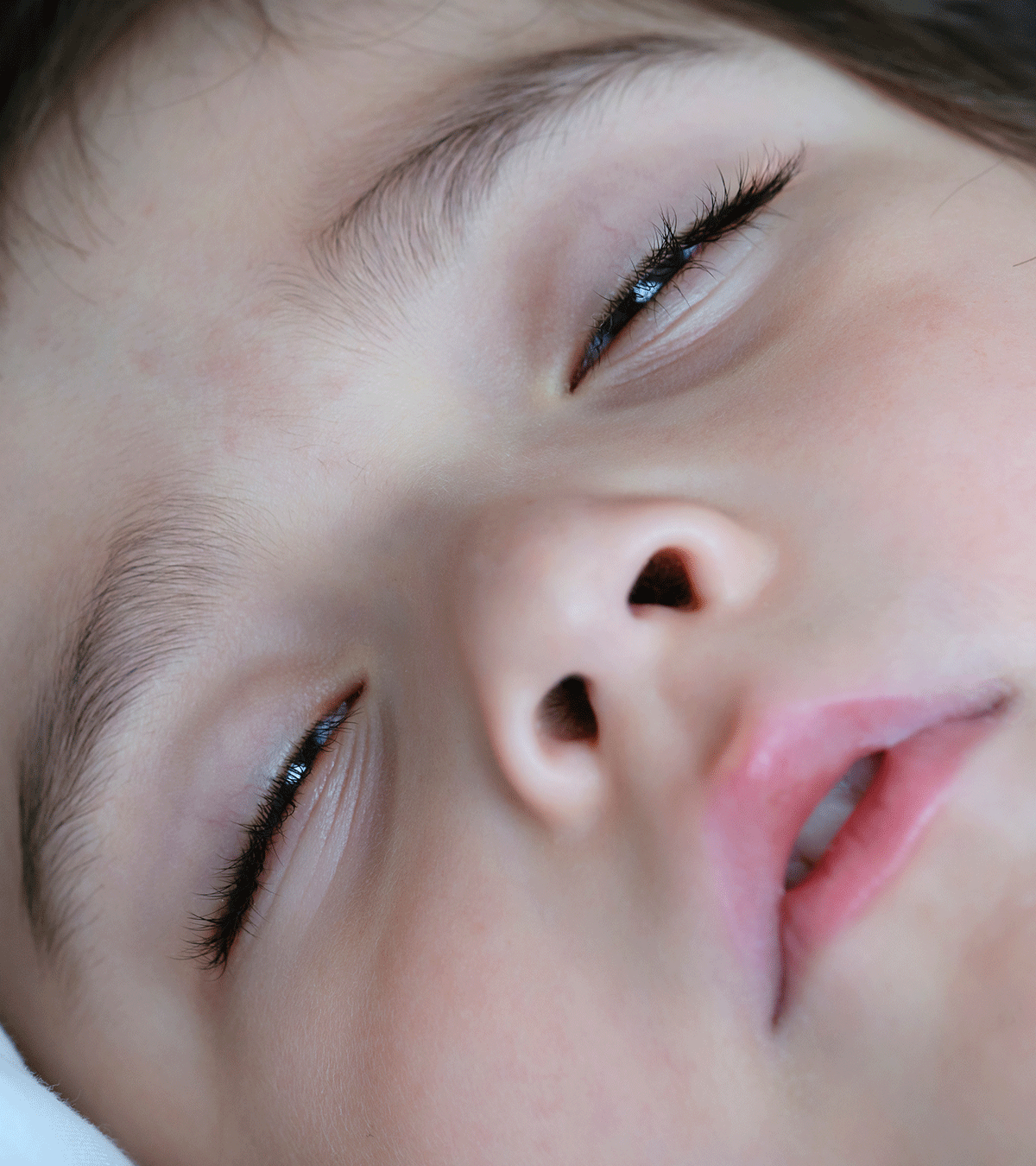 बच्चे आंखें खोलकर क्यों सोते हैं? | Baby Sleeping With Eyes Open In Hindi