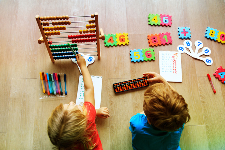 Children learn addition and subtraction with abacus