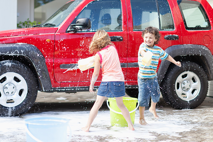 Outdoor water game for kids with sponges