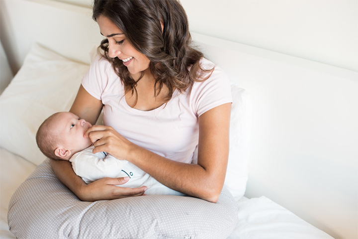 Maintain The Right Posture While Breastfeeding