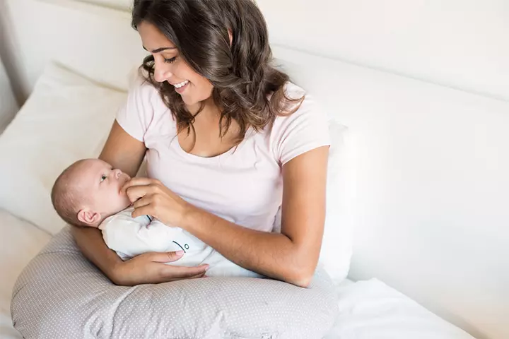 Maintain The Right Posture While Breastfeeding