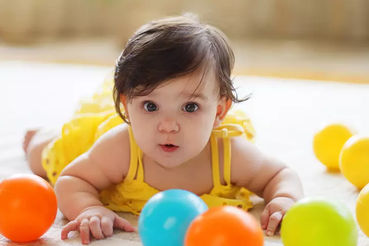 குழந்தை பொம்மைகளை அடுக்கி வைக்கவும்