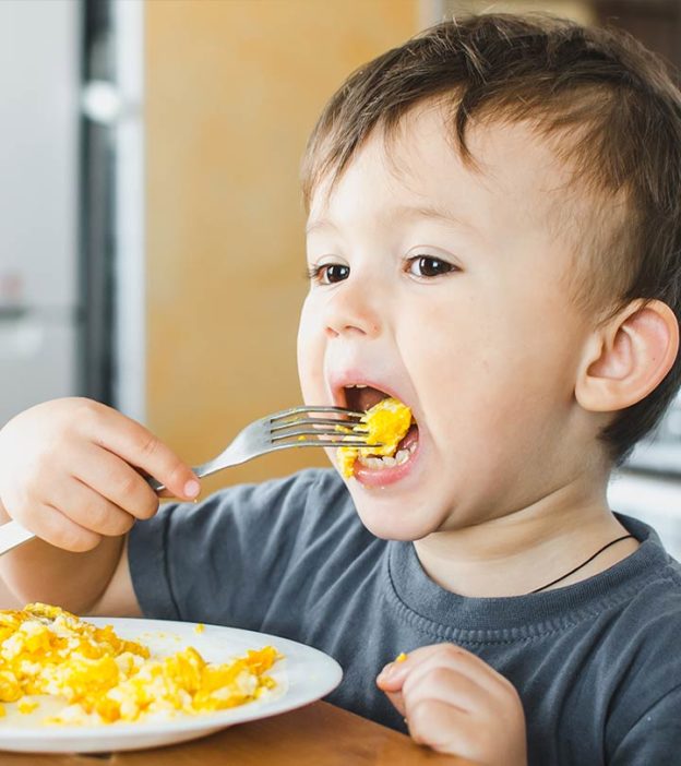 बच्चों को अंडे कब और कैसे खिलाएं व इसके फायदे | Baby Ko Egg Kab Dena Chahiye