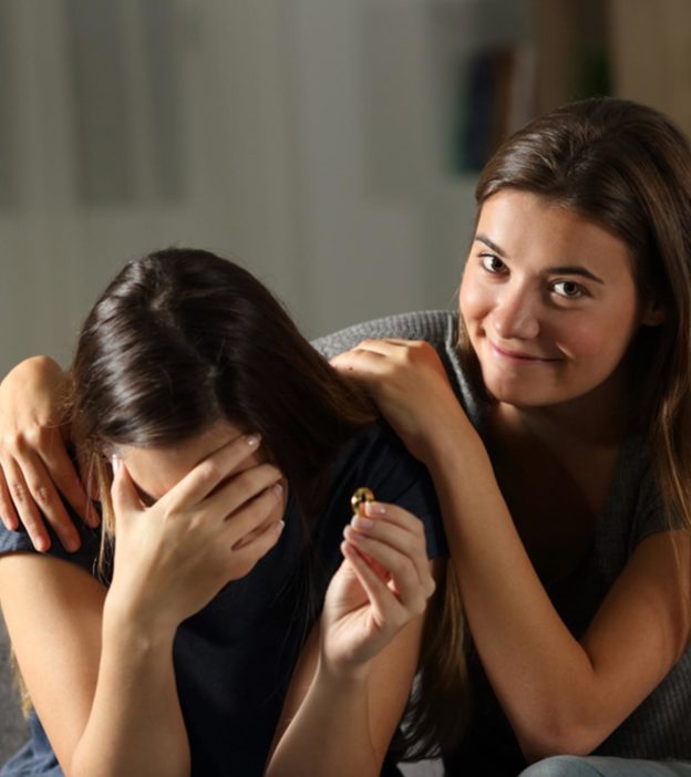 25 Signs Of A Toxic Friend & Ways To Deal With Their Friendship