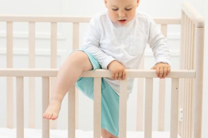 5个有效的技巧，以防止幼儿爬上婴儿床万博体育手机官方网站登录
