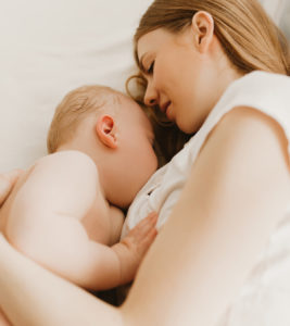 11 Tips For Breastfeeding With Big Breasts & Suitable Positions