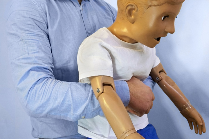 Heimlich maneuver for choking in children