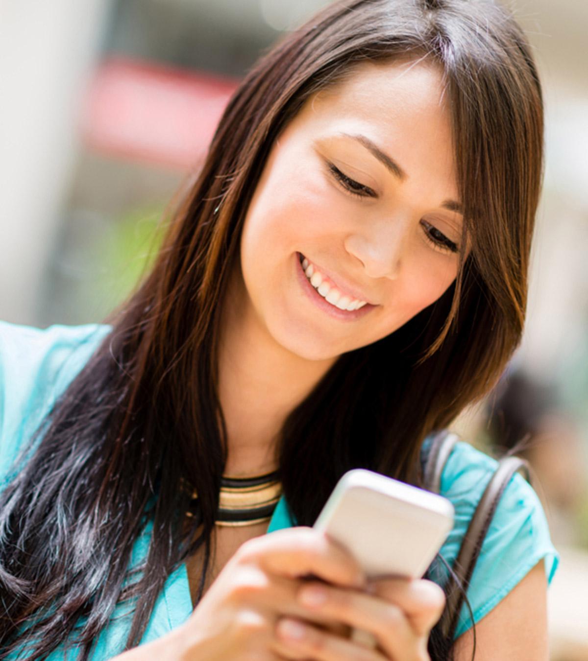 How To Tell If A Girl Likes You Over Text: 29 Signs To Check