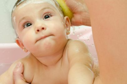 如何给婴儿给婴儿洗澡和预防措施采取预防措施