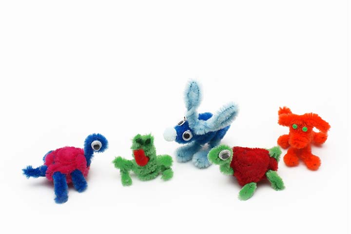 Making a pig with pipe cleaner crafts for kids