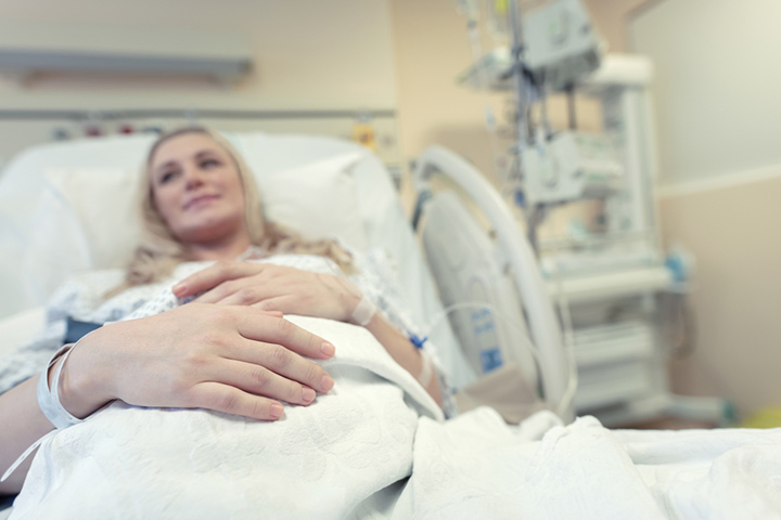   Miért használnak intravénás folyadékot a szülés során?