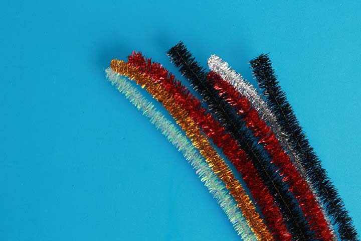 Making glasses with pipe cleaner crafts for kids
