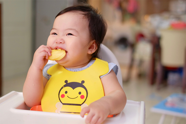Babies step into toddlerhood and start feeding finger foods