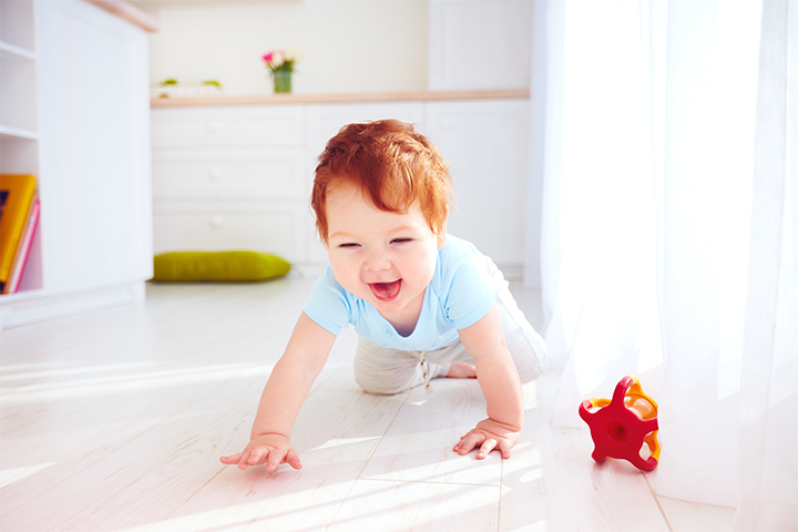 Baby starts crawling, physical development in infants