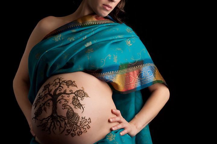 making beautiful designs on the stomach with mehndi