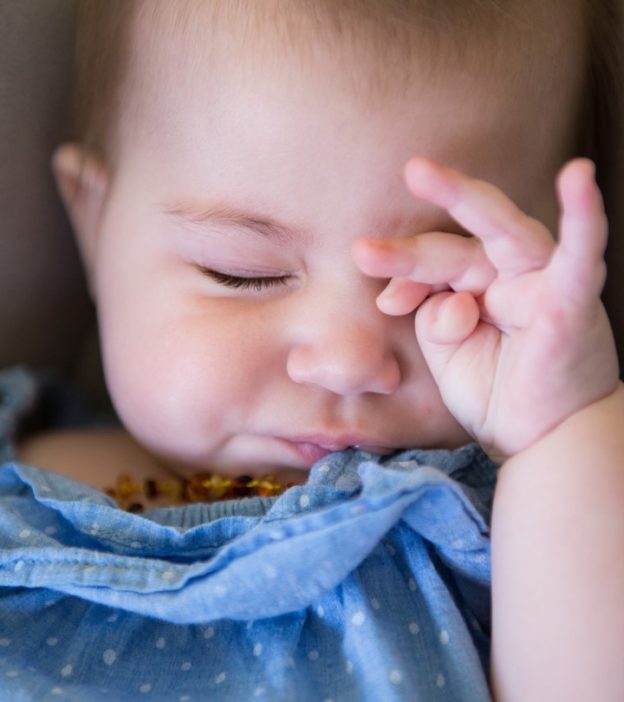 छोटे बच्चों का आंखें रगड़ना: कारण व रोकने के टिप्स | Baby Rubbing Eyes In Hindi