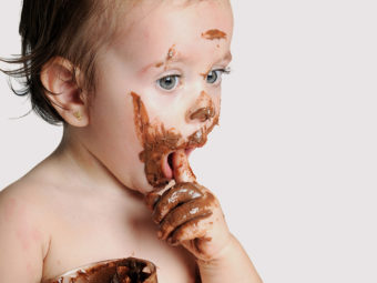 शिशुओं को चॉकलेट खिलाना : सही उम्र, नुकसान व सावधानियां | Bachon Ka Chocolate Khana