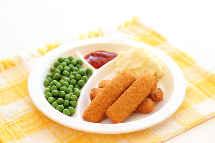 Baked fish fingers with mashed potatoes and green peas, school lunch idea for kids