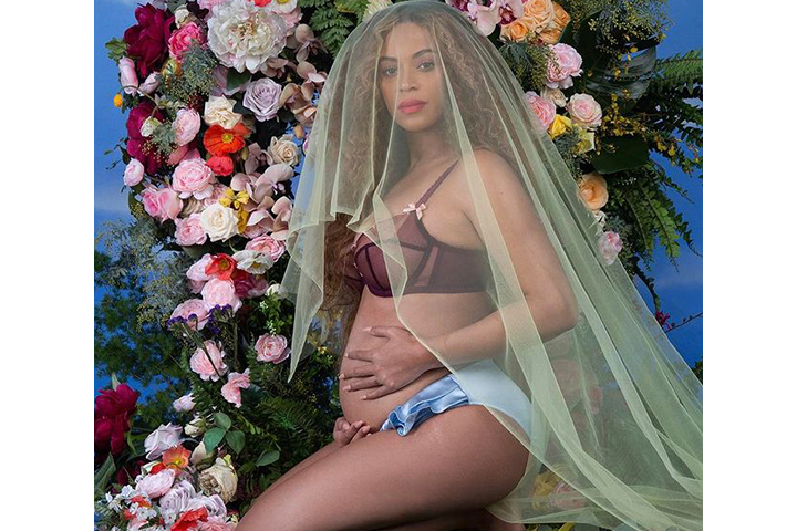 Beyonces-Floral-Maternity-Costume.