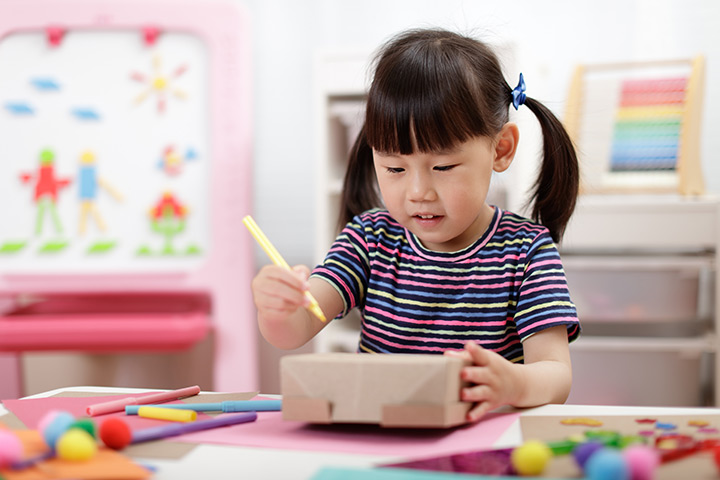 Decorate cardboard boxes with finger paint for toddlers