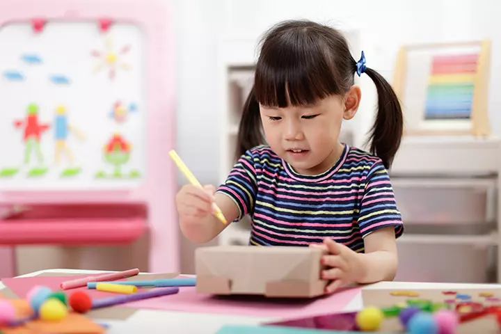 Decorate cardboard boxes with finger paint for toddlers