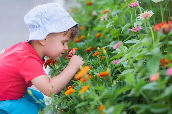 Posing with flowers photo ideas for toddlers