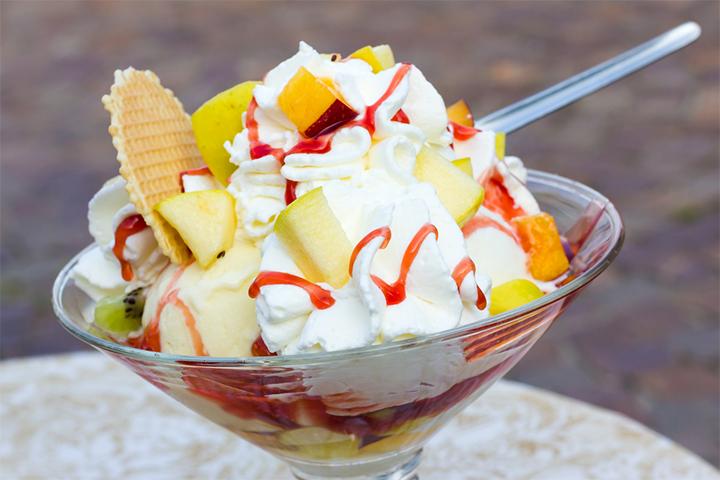 Frozen fruit salad with cream