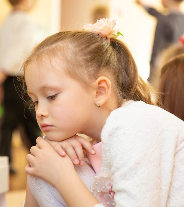 4 Symptoms Of Social Anxiety In Children, Causes & Treatment