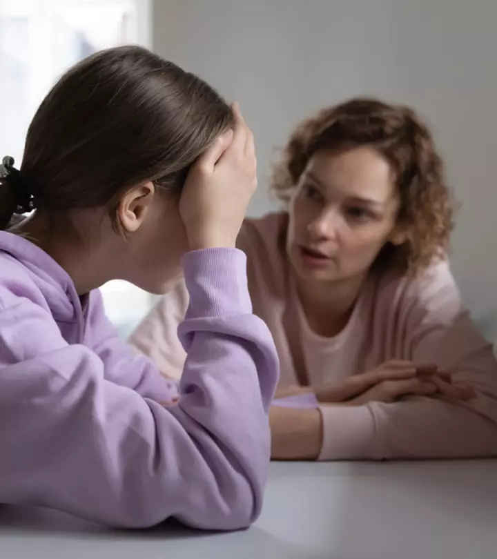 A narcissistic mom has several toxic traits that affect her child’s emotional and mental state.