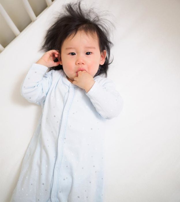 Pourquoi mon bébé ne dort-il pas ? 12 raisons et 7 conseils
