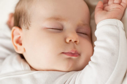 婴儿的7个原因，为什么要睡很多，该怎么办
