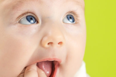 新生儿正常的眼睛排放吗？6个原因和治疗