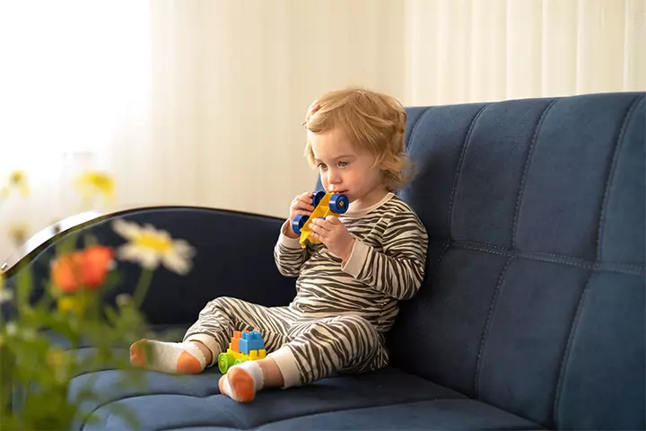 Прорезывание зубов - еще одна причина, по которой малыш просыпается ночью