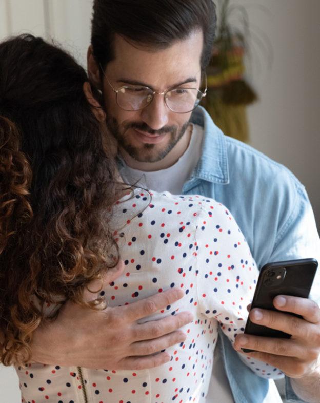 8 Signs Your Man Is Texting Another Woman and What To Do