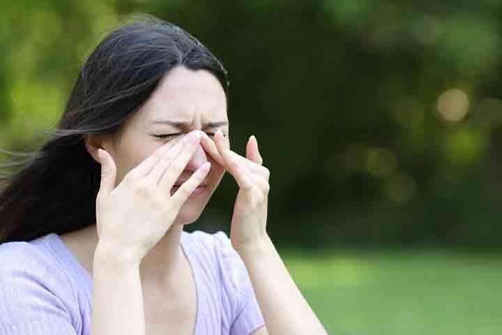 Seasonal conjunctivitis causes red eyes without any drainage.