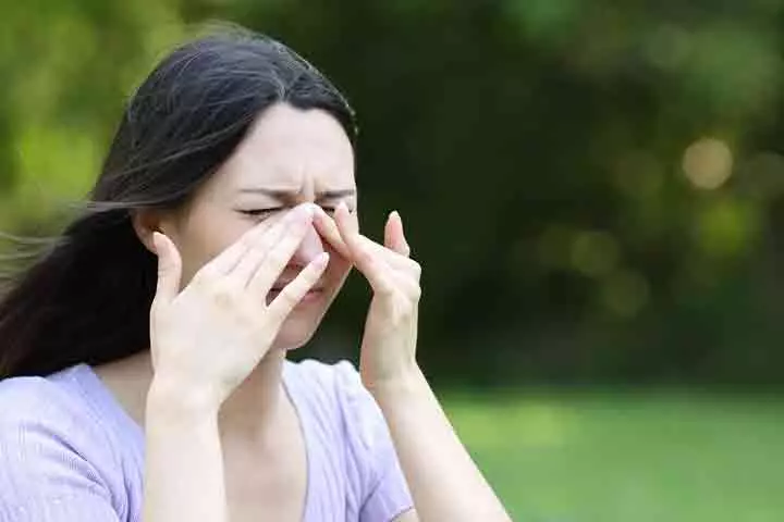 Seasonal conjunctivitis causes red eyes without any drainage.