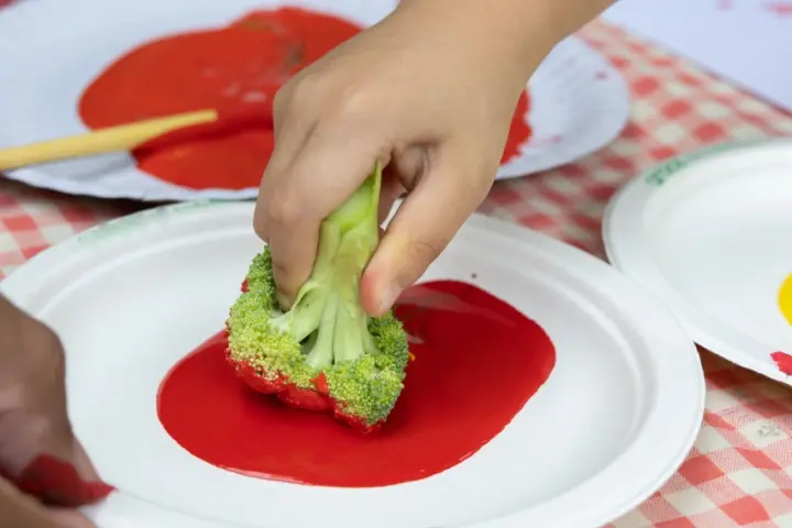 Broccoli Art, art activities for toddlers and preschoolers