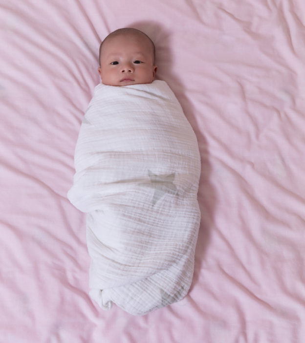 शिशु को कपड़े में लपेटना (स्वैडल): लाभ, जोखिम व तरीके | Swaddling A Newborn In Hindi