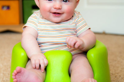 婴儿什么时候可以坐在保险座位上？年龄，风险和替代品