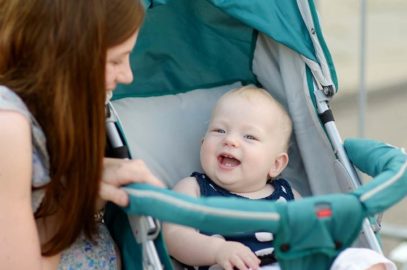 婴儿什么时候可以坐在婴儿车里？安全措施和技巧