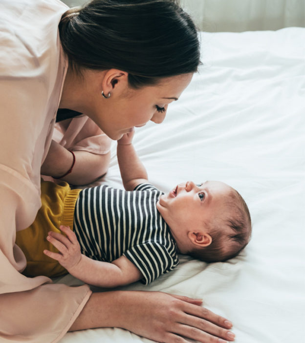 शिशु कब बोलना शुरू करते है व सीखाने के टिप्स | Bache Ko Bolna Sikhane Ke Tips