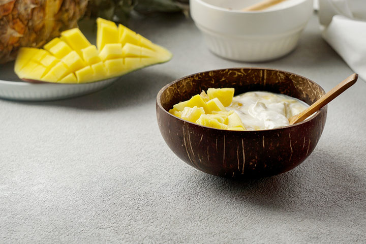 Mango pineapple smoothie bowl