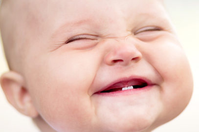 婴儿什么时候开始微笑和7个活动以鼓励它