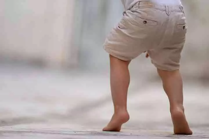 Walking on tiptoes may be a symptom of Becker muscular dystrophy.