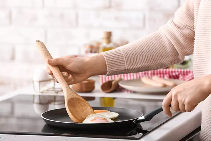 Make Perfectly Round Eggs With Jar Lids