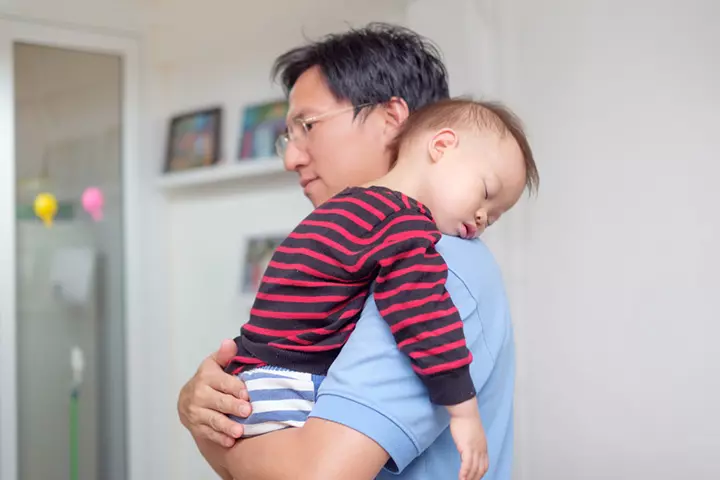 Avoid Making Eye Contact With Your Baby While Putting Them To Sleep