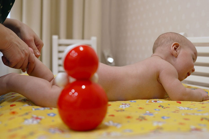 Oil massage can keep the baby’s skin hydrated, smooth and act as a skin barrier.