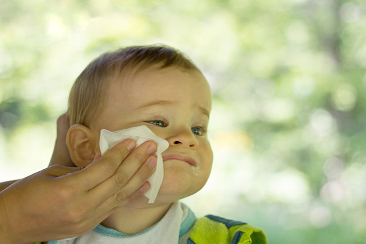 Use cold compress to relieve your baby's neck rash