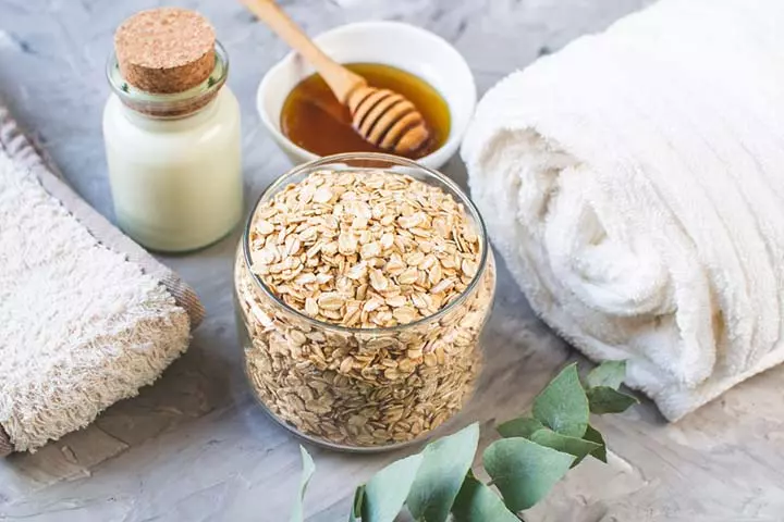 An oatmeal bath may soothe the skin and reduce itchiness